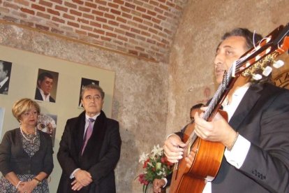Pepe Carmona recogió el premio de la Peña El Taranto. Pedro, El Granaíno, con la guitarra de Juan Carmona, El Camborio, ofrecieron el rec