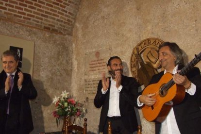 Pepe Carmona recogió el premio de la Peña El Taranto. Pedro, El Granaíno, con la guitarra de Juan Carmona, El Camborio, ofrecieron el rec