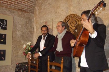 Pepe Carmona recogió el premio de la Peña El Taranto. Pedro, El Granaíno, con la guitarra de Juan Carmona, El Camborio, ofrecieron el rec