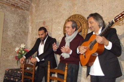Pepe Carmona recogió el premio de la Peña El Taranto. Pedro, El Granaíno, con la guitarra de Juan Carmona, El Camborio, ofrecieron el rec