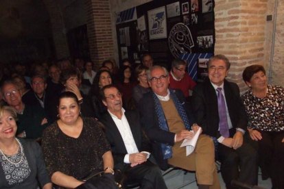 Pepe Carmona recogió el premio de la Peña El Taranto. Pedro, El Granaíno, con la guitarra de Juan Carmona, El Camborio, ofrecieron el rec