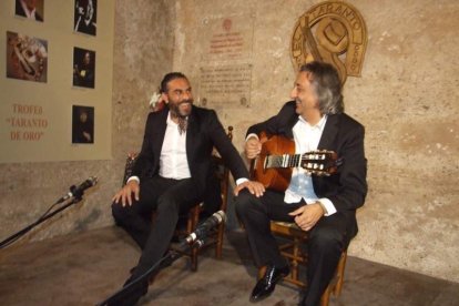 Pepe Carmona recogió el premio de la Peña El Taranto. Pedro, El Granaíno, con la guitarra de Juan Carmona, El Camborio, ofrecieron el rec