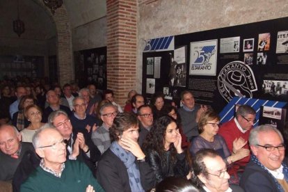 Pepe Carmona recogió el premio de la Peña El Taranto. Pedro, El Granaíno, con la guitarra de Juan Carmona, El Camborio, ofrecieron el rec