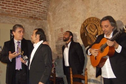 Pepe Carmona recogió el premio de la Peña El Taranto. Pedro, El Granaíno, con la guitarra de Juan Carmona, El Camborio, ofrecieron el rec