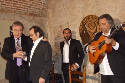 Pepe Carmona recogió el premio de la Peña El Taranto. Pedro, El Granaíno, con la guitarra de Juan Carmona, El Camborio, ofrecieron el rec