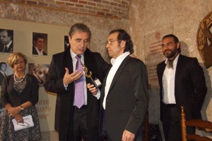 Pepe Carmona recogió el premio de la Peña El Taranto. Pedro, El Granaíno, con la guitarra de Juan Carmona, El Camborio, ofrecieron el rec