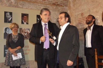 Pepe Carmona recogió el premio de la Peña El Taranto. Pedro, El Granaíno, con la guitarra de Juan Carmona, El Camborio, ofrecieron el rec