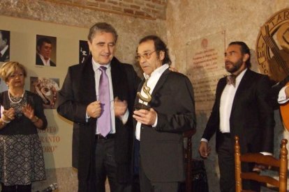 Pepe Carmona recogió el premio de la Peña El Taranto. Pedro, El Granaíno, con la guitarra de Juan Carmona, El Camborio, ofrecieron el rec