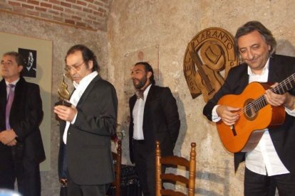 Pepe Carmona recogió el premio de la Peña El Taranto. Pedro, El Granaíno, con la guitarra de Juan Carmona, El Camborio, ofrecieron el rec