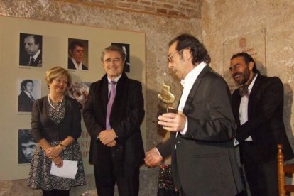Pepe Carmona recogió el premio de la Peña El Taranto. Pedro, El Granaíno, con la guitarra de Juan Carmona, El Camborio, ofrecieron el rec