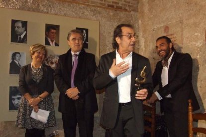 Pepe Carmona recogió el premio de la Peña El Taranto. Pedro, El Granaíno, con la guitarra de Juan Carmona, El Camborio, ofrecieron el rec