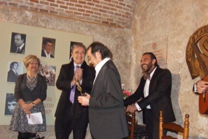 Pepe Carmona recogió el premio de la Peña El Taranto. Pedro, El Granaíno, con la guitarra de Juan Carmona, El Camborio, ofrecieron el rec