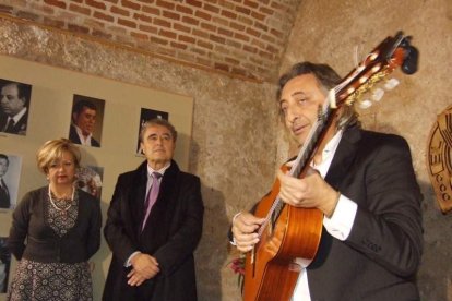 Pepe Carmona recogió el premio de la Peña El Taranto. Pedro, El Granaíno, con la guitarra de Juan Carmona, El Camborio, ofrecieron el rec