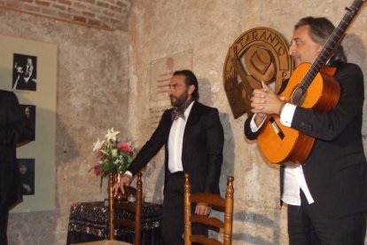 Pepe Carmona recogió el premio de la Peña El Taranto. Pedro, El Granaíno, con la guitarra de Juan Carmona, El Camborio, ofrecieron el rec