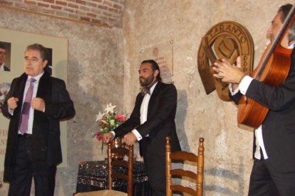 Pepe Carmona recogió el premio de la Peña El Taranto. Pedro, El Granaíno, con la guitarra de Juan Carmona, El Camborio, ofrecieron el rec