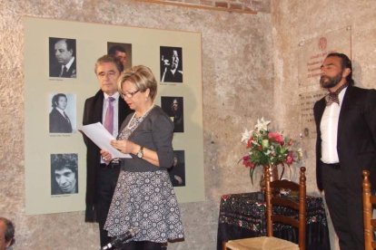 Pepe Carmona recogió el premio de la Peña El Taranto. Pedro, El Granaíno, con la guitarra de Juan Carmona, El Camborio, ofrecieron el rec