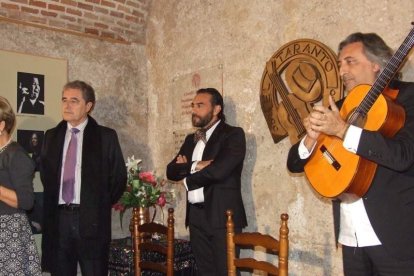 Pepe Carmona recogió el premio de la Peña El Taranto. Pedro, El Granaíno, con la guitarra de Juan Carmona, El Camborio, ofrecieron el rec
