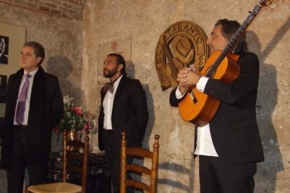 Pepe Carmona recogió el premio de la Peña El Taranto. Pedro, El Granaíno, con la guitarra de Juan Carmona, El Camborio, ofrecieron el rec