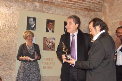Pepe Carmona recogió el premio de la Peña El Taranto. Pedro, El Granaíno, con la guitarra de Juan Carmona, El Camborio, ofrecieron el rec