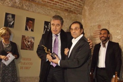 Pepe Carmona recogió el premio de la Peña El Taranto. Pedro, El Granaíno, con la guitarra de Juan Carmona, El Camborio, ofrecieron el rec