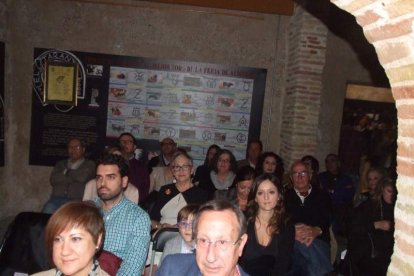 Pepe Carmona recogió el premio de la Peña El Taranto. Pedro, El Granaíno, con la guitarra de Juan Carmona, El Camborio, ofrecieron el rec