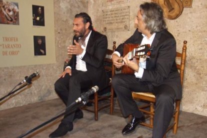 Pepe Carmona recogió el premio de la Peña El Taranto. Pedro, El Granaíno, con la guitarra de Juan Carmona, El Camborio, ofrecieron el rec