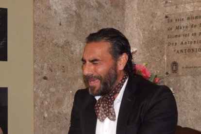 Pepe Carmona recogió el premio de la Peña El Taranto. Pedro, El Granaíno, con la guitarra de Juan Carmona, El Camborio, ofrecieron el rec