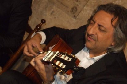 Pepe Carmona recogió el premio de la Peña El Taranto. Pedro, El Granaíno, con la guitarra de Juan Carmona, El Camborio, ofrecieron el rec