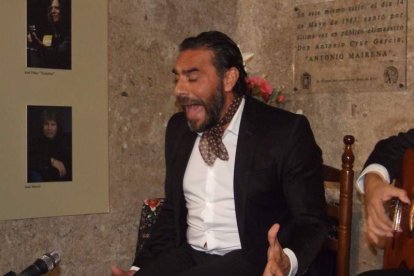 Pepe Carmona recogió el premio de la Peña El Taranto. Pedro, El Granaíno, con la guitarra de Juan Carmona, El Camborio, ofrecieron el rec