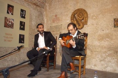 Pepe Carmona recogió el premio de la Peña El Taranto. Pedro, El Granaíno, con la guitarra de Juan Carmona, El Camborio, ofrecieron el rec