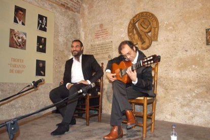 Pepe Carmona recogió el premio de la Peña El Taranto. Pedro, El Granaíno, con la guitarra de Juan Carmona, El Camborio, ofrecieron el rec