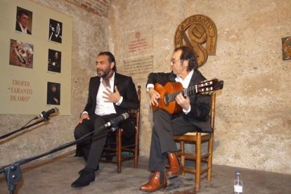 Pepe Carmona recogió el premio de la Peña El Taranto. Pedro, El Granaíno, con la guitarra de Juan Carmona, El Camborio, ofrecieron el rec
