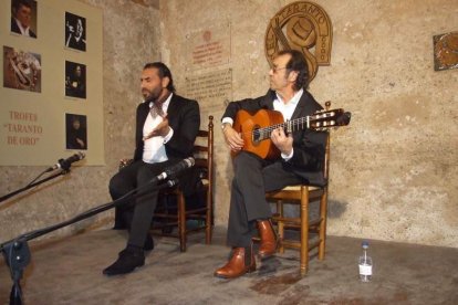 Pepe Carmona recogió el premio de la Peña El Taranto. Pedro, El Granaíno, con la guitarra de Juan Carmona, El Camborio, ofrecieron el rec