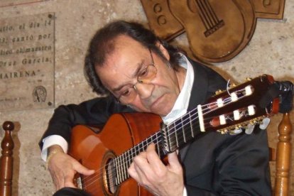 Pepe Carmona recogió el premio de la Peña El Taranto. Pedro, El Granaíno, con la guitarra de Juan Carmona, El Camborio, ofrecieron el rec