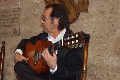 Pepe Carmona recogió el premio de la Peña El Taranto. Pedro, El Granaíno, con la guitarra de Juan Carmona, El Camborio, ofrecieron el rec
