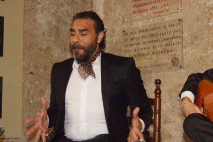 Pepe Carmona recogió el premio de la Peña El Taranto. Pedro, El Granaíno, con la guitarra de Juan Carmona, El Camborio, ofrecieron el rec