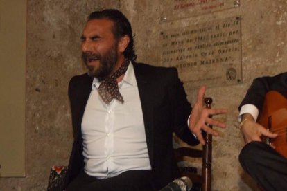 Pepe Carmona recogió el premio de la Peña El Taranto. Pedro, El Granaíno, con la guitarra de Juan Carmona, El Camborio, ofrecieron el rec