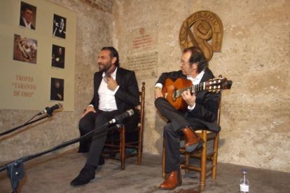 Pepe Carmona recogió el premio de la Peña El Taranto. Pedro, El Granaíno, con la guitarra de Juan Carmona, El Camborio, ofrecieron el rec