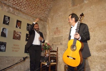 Pepe Carmona recogió el premio de la Peña El Taranto. Pedro, El Granaíno, con la guitarra de Juan Carmona, El Camborio, ofrecieron el rec