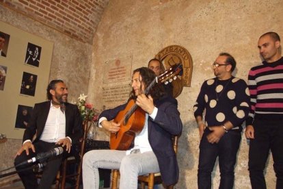 Pepe Carmona recogió el premio de la Peña El Taranto. Pedro, El Granaíno, con la guitarra de Juan Carmona, El Camborio, ofrecieron el rec