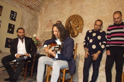 Pepe Carmona recogió el premio de la Peña El Taranto. Pedro, El Granaíno, con la guitarra de Juan Carmona, El Camborio, ofrecieron el rec