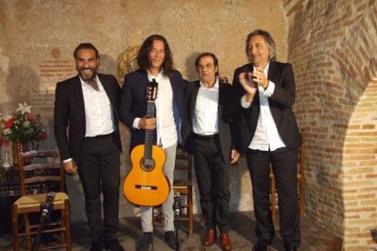 Pepe Carmona recogió el premio de la Peña El Taranto. Pedro, El Granaíno, con la guitarra de Juan Carmona, El Camborio, ofrecieron el rec