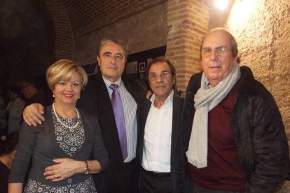 Pepe Carmona recogió el premio de la Peña El Taranto. Pedro, El Granaíno, con la guitarra de Juan Carmona, El Camborio, ofrecieron el rec