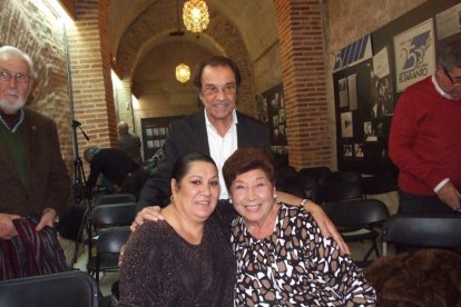 Pepe Carmona recogió el premio de la Peña El Taranto. Pedro, El Granaíno, con la guitarra de Juan Carmona, El Camborio, ofrecieron el rec