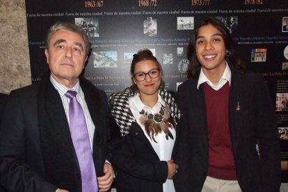 Pepe Carmona recogió el premio de la Peña El Taranto. Pedro, El Granaíno, con la guitarra de Juan Carmona, El Camborio, ofrecieron el rec