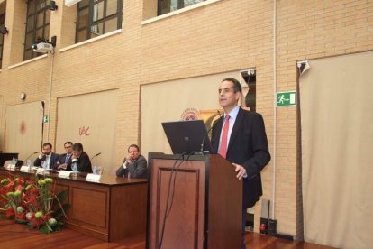 El acto de la Facultad de Derecho de la UAL, lo ha presidido el rector Carmelo Rodríguez. Fotos: JA Barrios