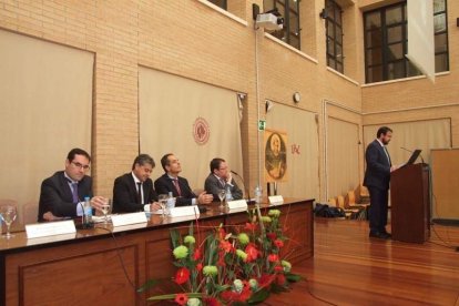 El acto de la Facultad de Derecho de la UAL, lo ha presidido el rector Carmelo Rodríguez. Fotos: JA Barrios