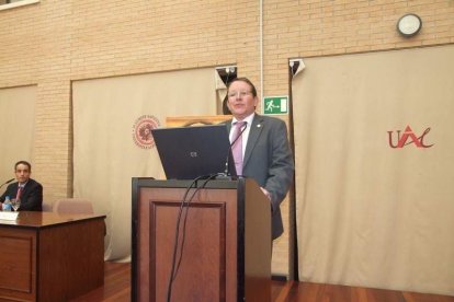 El acto de la Facultad de Derecho de la UAL, lo ha presidido el rector Carmelo Rodríguez. Fotos: JA Barrios