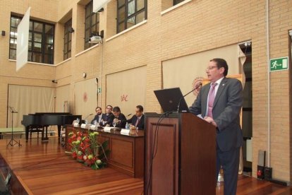 El acto de la Facultad de Derecho de la UAL, lo ha presidido el rector Carmelo Rodríguez. Fotos: JA Barrios