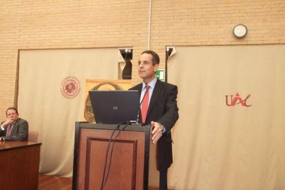 El acto de la Facultad de Derecho de la UAL, lo ha presidido el rector Carmelo Rodríguez. Fotos: JA Barrios